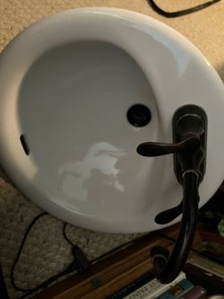 Porcelain sink 19” round glacier bay