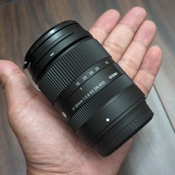 Sigma 18-50mm f/2.8 DC DN Lens for Fujifilm in EXCELLENT condition