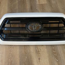 2016-2022 TOYOTA TACOMA GRILLE W/ EMBLEM 53114-04140 OEM