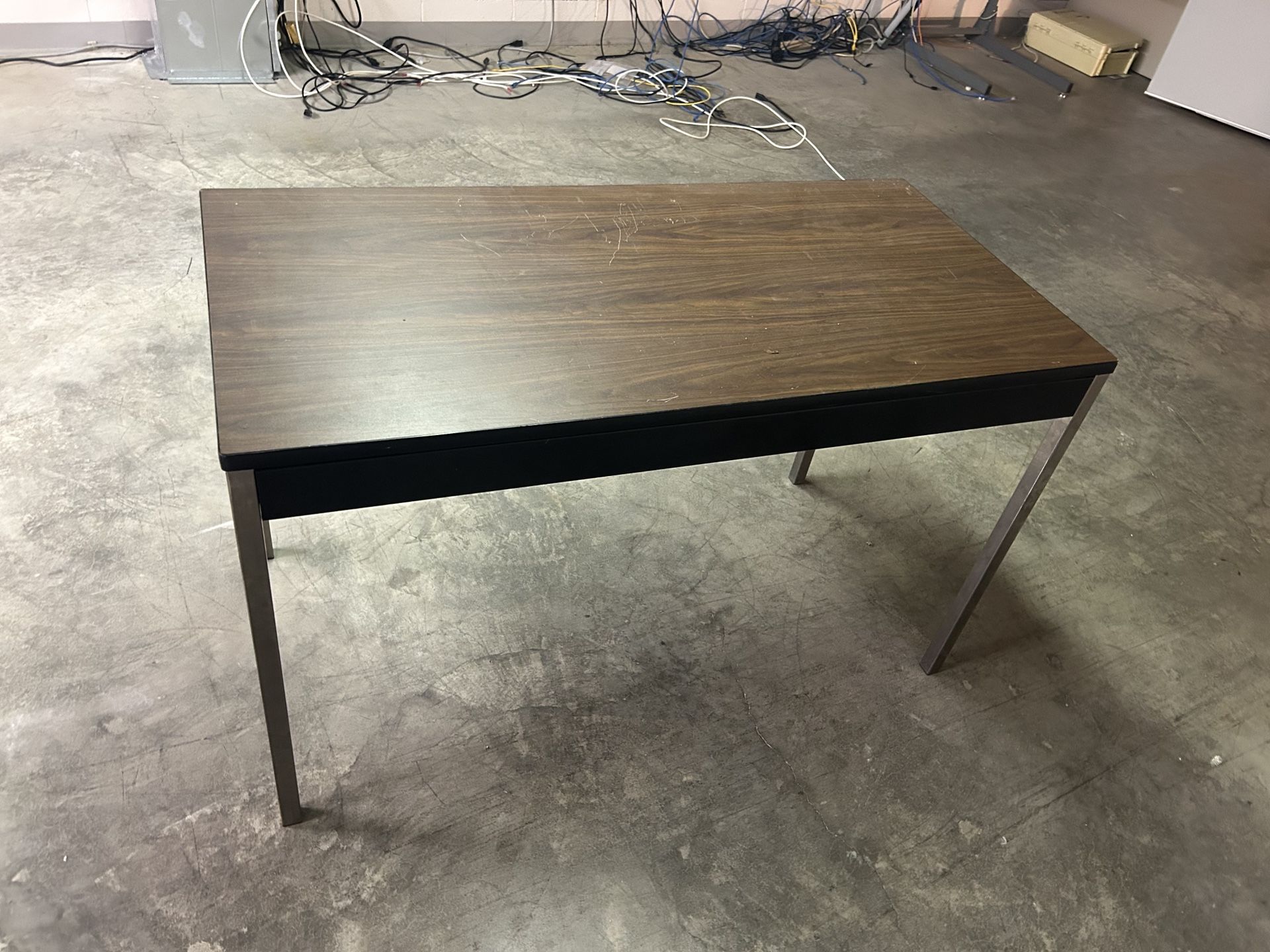 📍 Greensboro, NC 🪑 Sturdy Office Desk for Sale 💵 $60 – Firm 🚚 Delivery available (extra fee)
