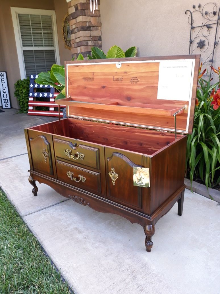 VINTAGE "LANE FURNITURE" QUEEN ANNE STYLE CEDAR HOPE CHEST (44"W × 18"D × 23.5"H)