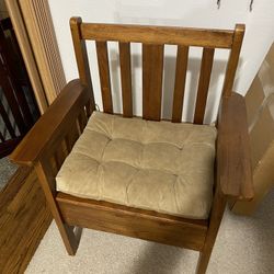 Antique Entryway Chair With Storage