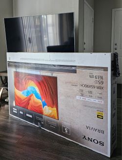 Sony 4k 65" Tv top of the line! X1 chip processor, Free TV mount / stand and shelves.