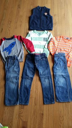 BOYS CLOTHING 5T IN EXCELLENT SHAPE