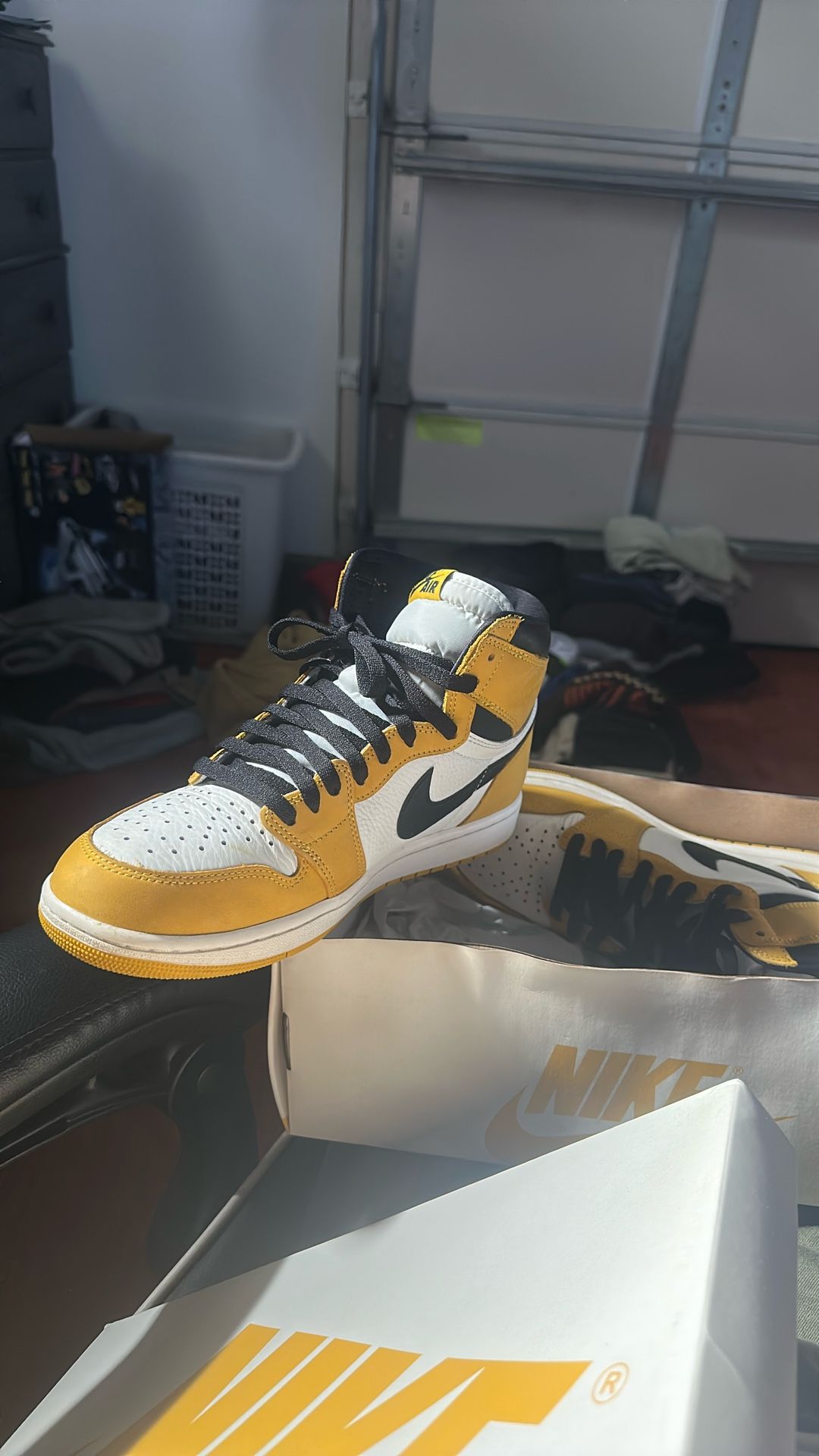 Air Jordan 1 Retro High OG "Yellow Ochre". 