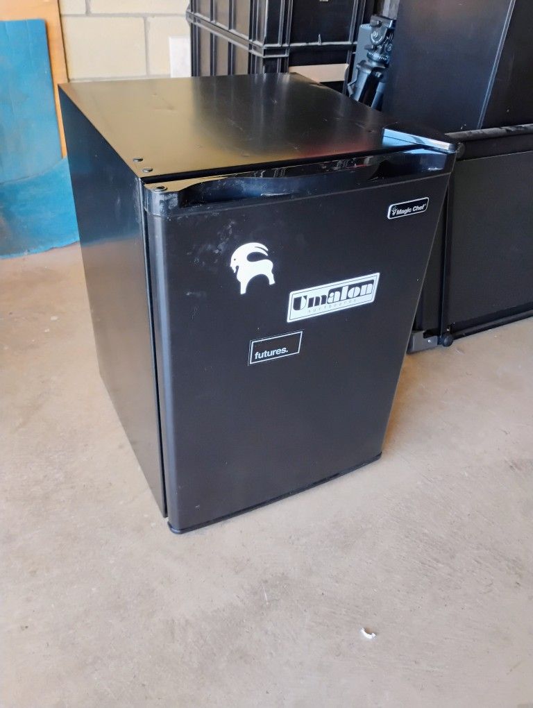 Magic Chef 2.6 Cubic Ft Mini Fridge