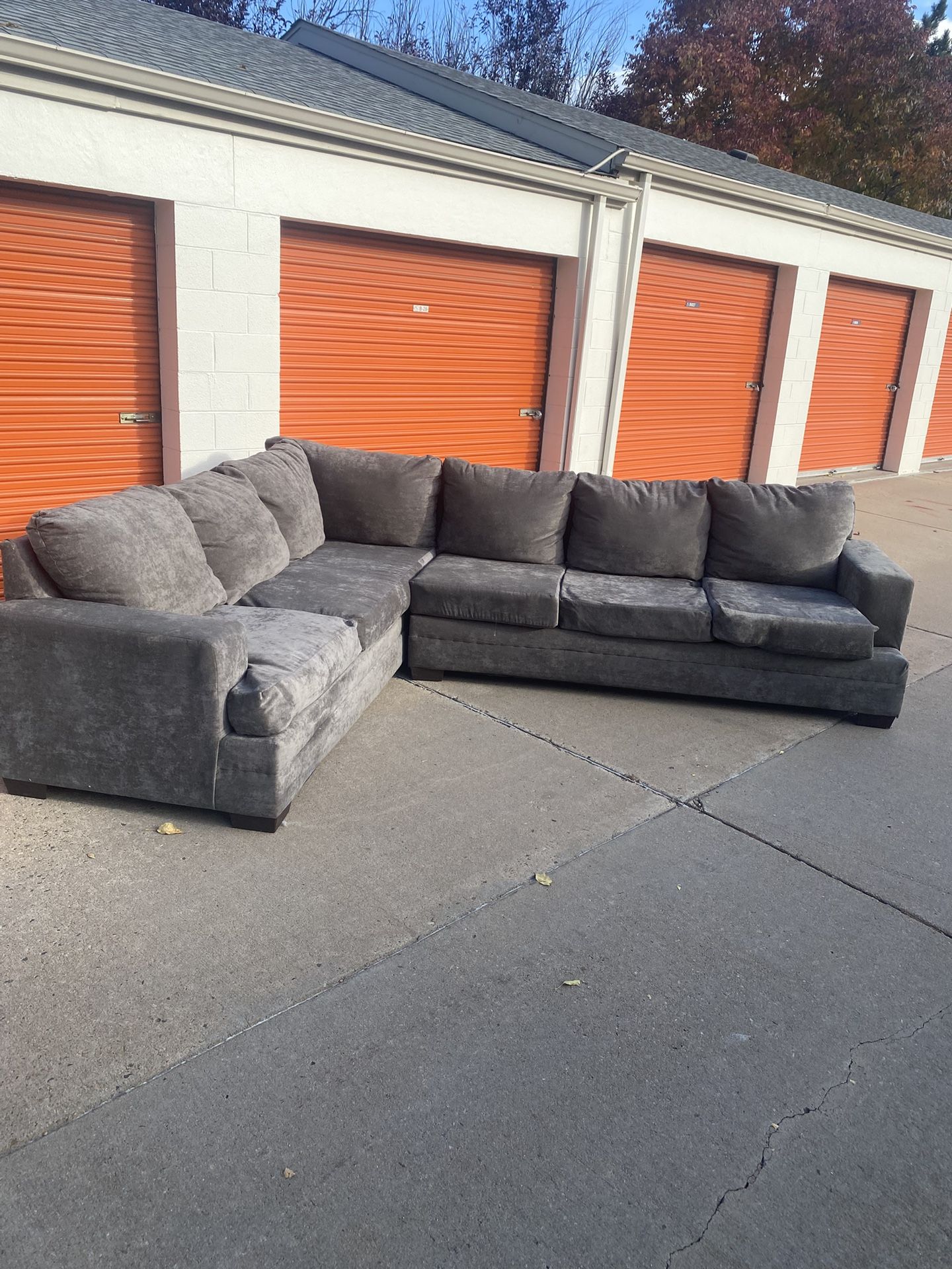 FREE DELIVERY!! Gray U/L shaped sectional couch