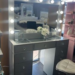 Vanity Set Incluye ,Vanity , Espejo , Silla Y Tapete Por Solo $699 (display)