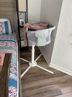 Halo swivel bassinet