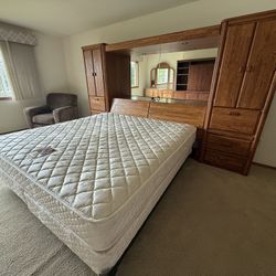 Vintage Broyhill Solid Pier Wall Bedroom, Set King / Queen, Excellent Condition