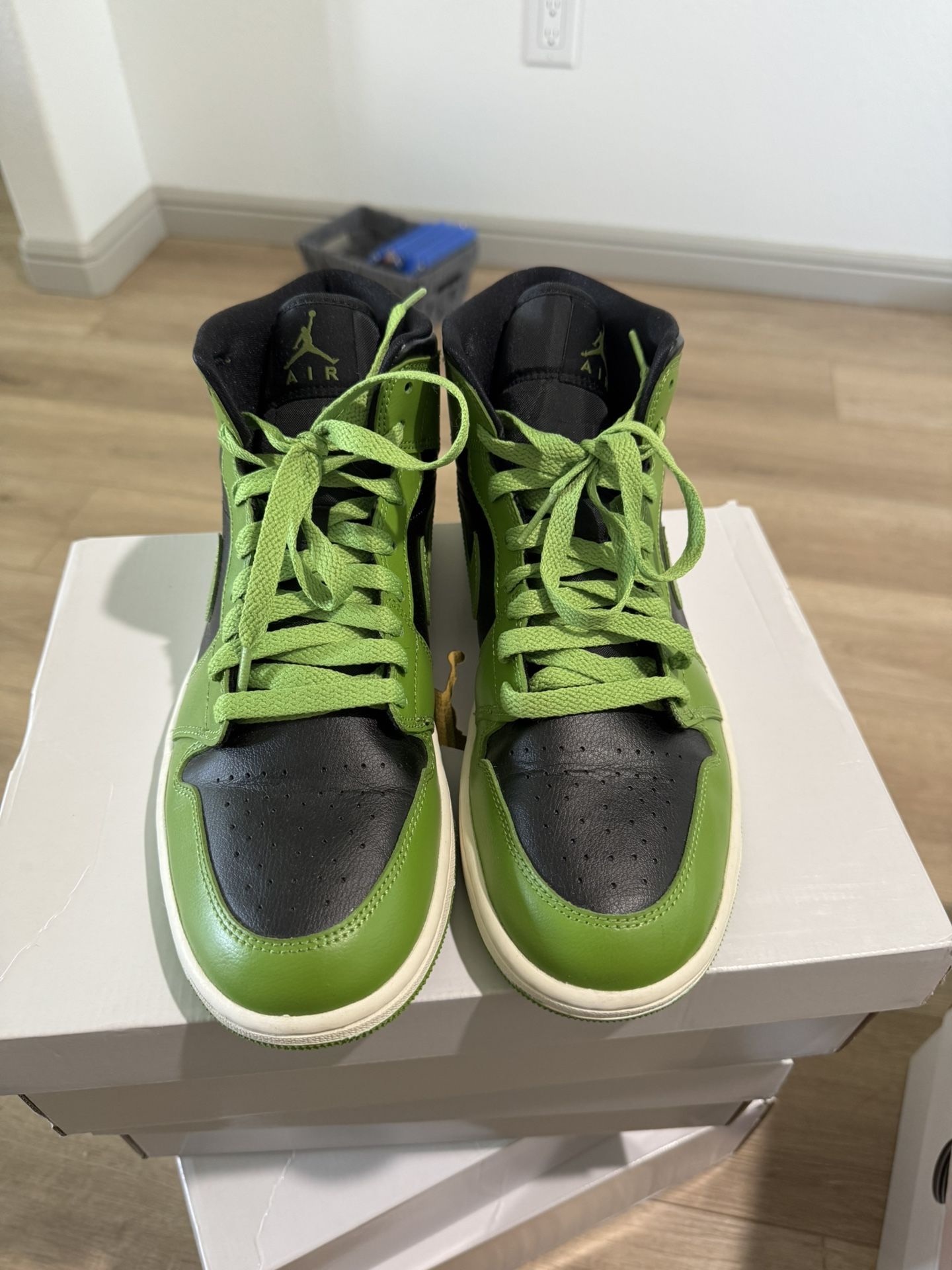WMNS Air Jordan 1 Mid