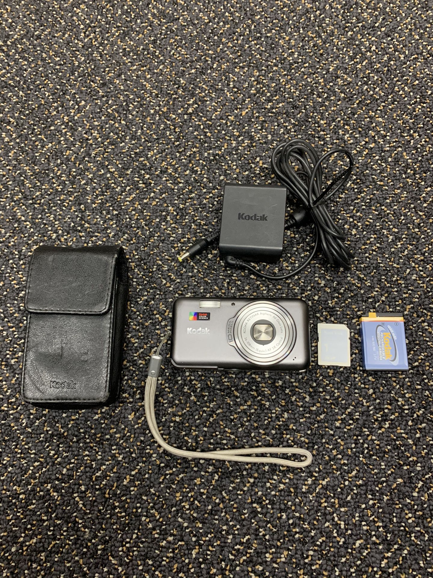 Kodak EasyShare V1003 10MP Digital Camera 1GB SD Card With Carrying Case
