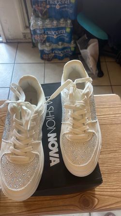 Tengo estos tenis fashion nova nuevos color blanco saiz 6 1/2