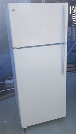 18 cu ft white G E Fridge W Delivery