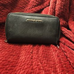 MICHAEL KORS WALLET.  PERFECT MOTHERS DAY 