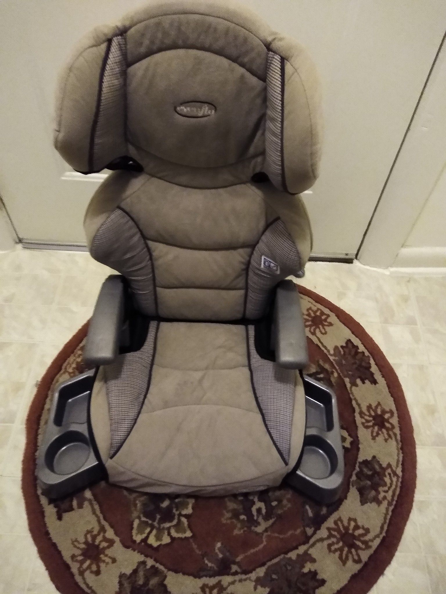 Use booster seat little wear and tear but other than that is fine $20 or offer