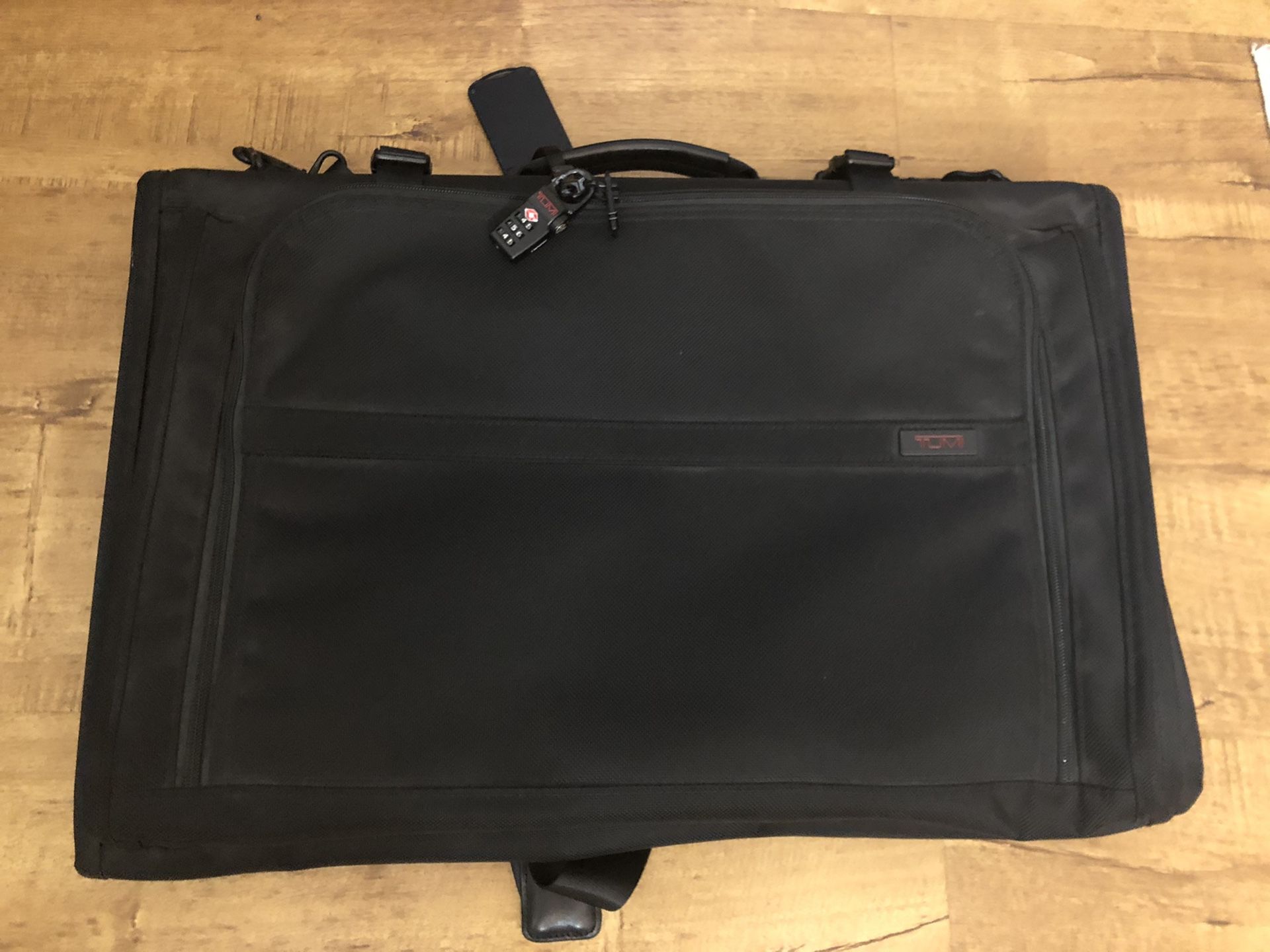 Tumi Tri-Fold Alpha Garment Bag w Strap and Hook excellent condition