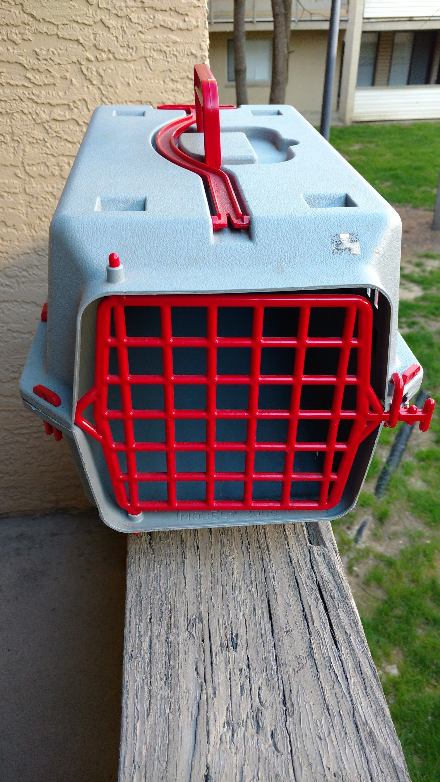 Stylette small scarlet and gray buckeye colored rolling dog crate