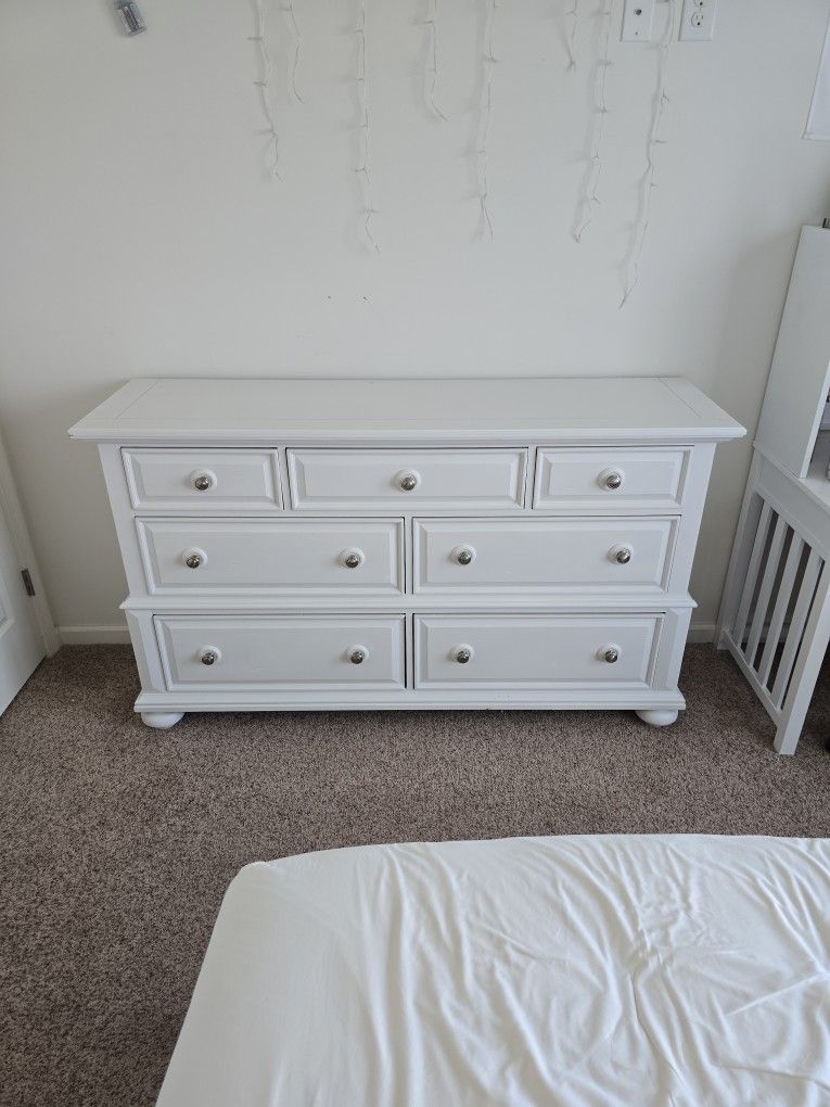 Broyhill Bryson Dresser In White