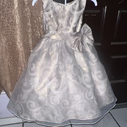 Vestido dorado usar una sola vez para una fiesta muy bonito y elegante para dos años