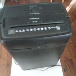 Insignia 10-Sheet Crosscut Paper/CD Shredder