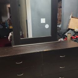 Dresser With Mirror