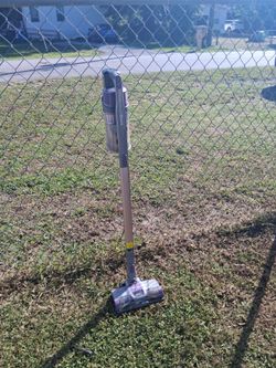 NICE SHARK CORDLESS STICK VACUUM JUST NEEDS A CHARGER