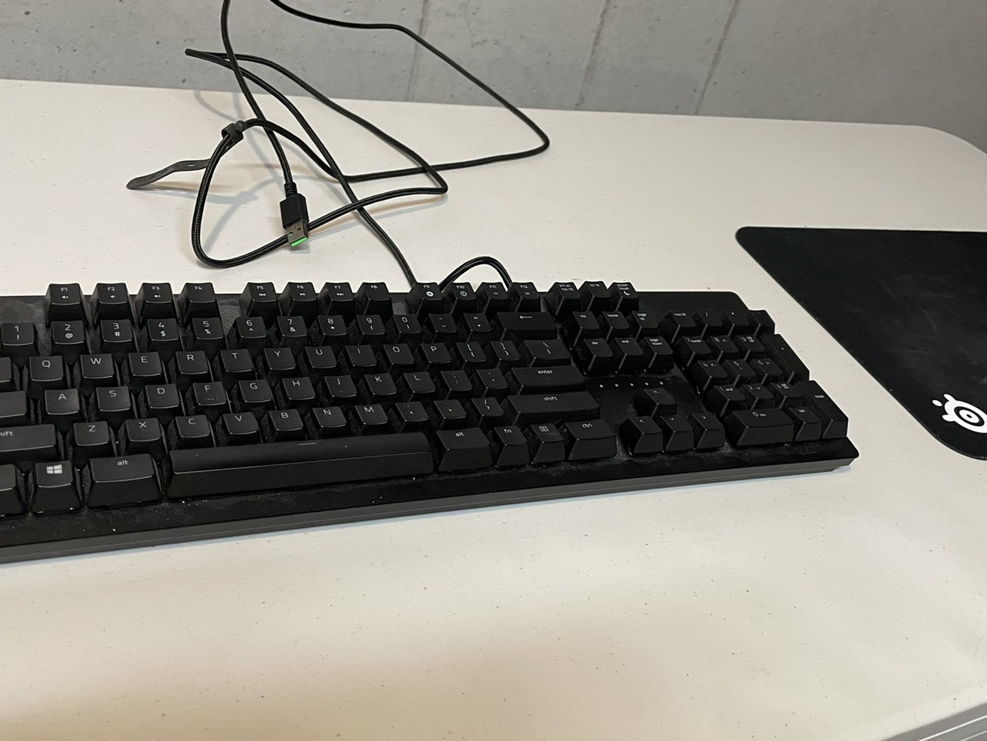 Mechanical Razer Huntsman Keyboard (FREE Mousepad)