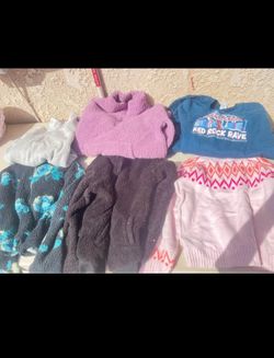 Suéteres para niñas  $5 cada uno Gris 14/16 Azul 12 Negro 14/16 Morado xs Rosita 10/12 Scva small