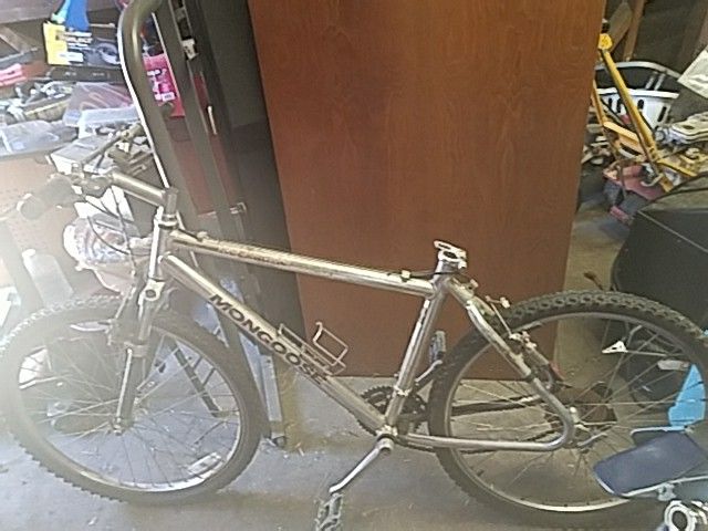 mens Mongoose mountain bike