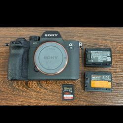 Sony Alpha a7 IV 33MP Mirrorless Camera - Black (Body Only) - Excellent Cond