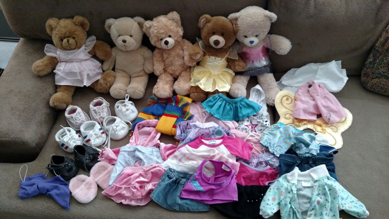 Build A Bear - 5 bears, 40 clothing items