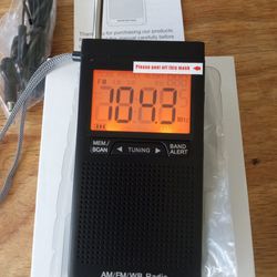 AM/FM/WB RADIO PORTABLE POCKET WITH HEADPHONES 
