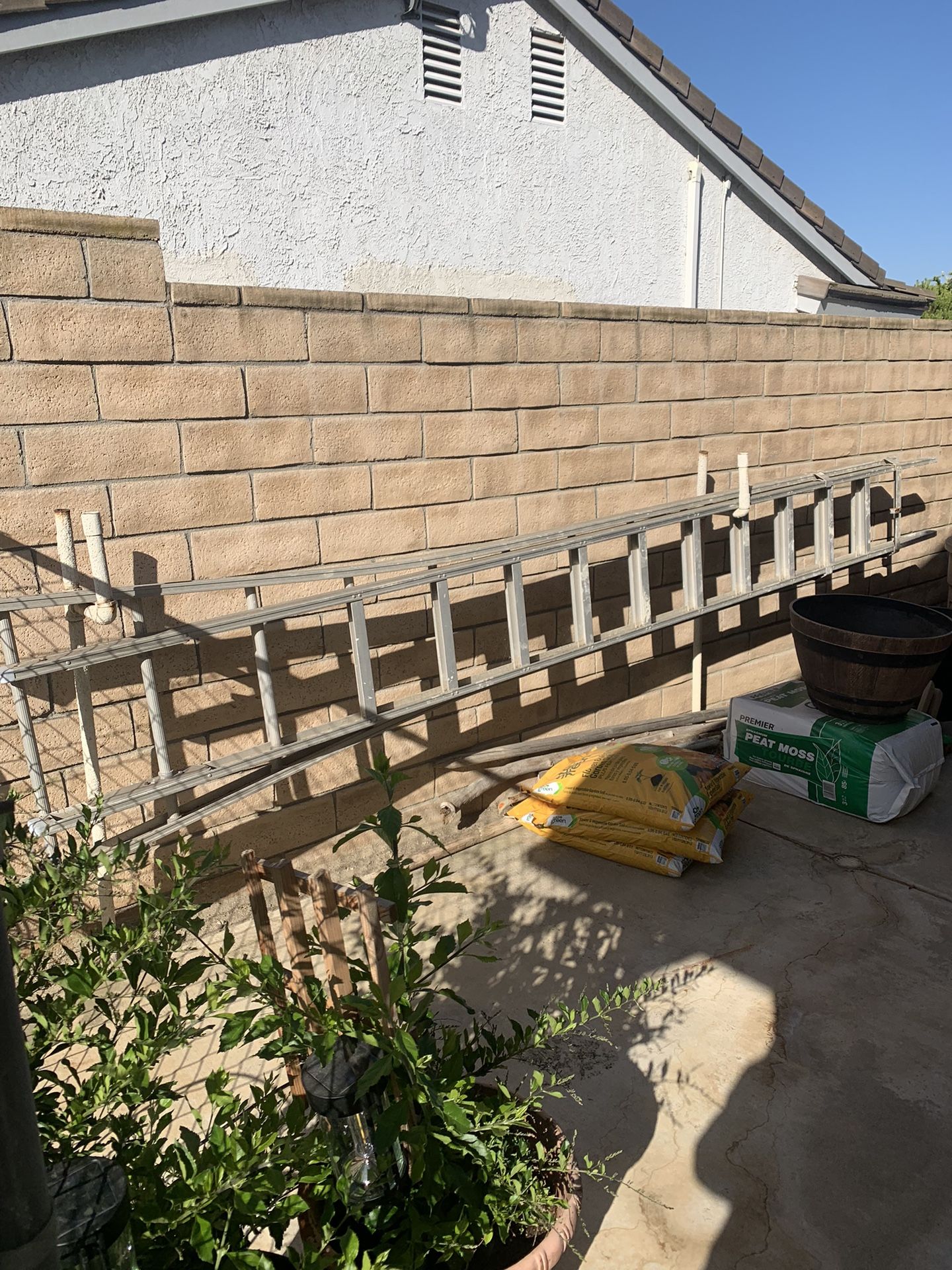 Ladder, 28’ Aluminum Extension Ladder 