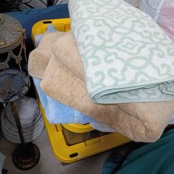 Bath Towels Four Of Them $2 Each See Descriptions