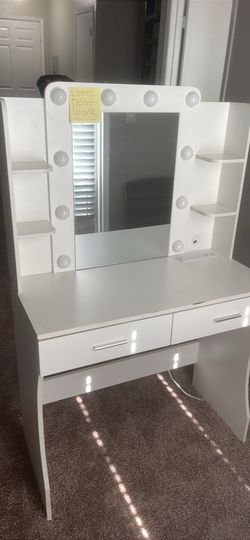 Vanity whit drawers non working lights