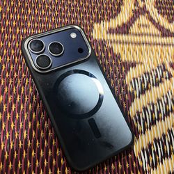 Apple iPhone 17 pro blue unlocked excellent shape with two cases included