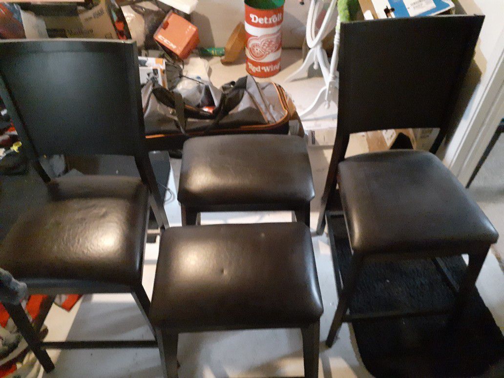 Kitchen Table Chairs and Stools