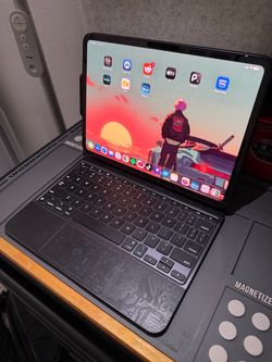 Apple iPad Pro 11” M5 5G Cellular + WiFi (265GB) with Magic Keyboard