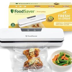 FoodSaver Everyday Vacuum Sealer Machine, Keeps Food Fresh Up to 5x Longer, Compact Design For Efficient Storage, With 5 x Vacuum Sealer Bags (0.94 L 