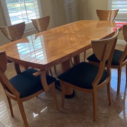 Dining Room Table With Extension Leaves and 6 Chairs 