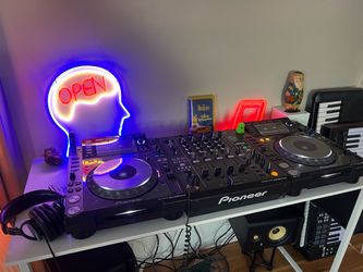 CDJ-2000 Nexus + DJM 900 Nexus