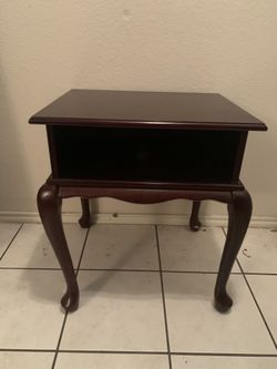 Nice End Table In Good Condition.. Delivery Available 