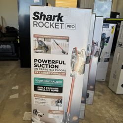 Like new Shark Rocket Pro Corded Vacuum Cleaner - Odor Neutralizer Technology, XL Dust Cup, Swivel Steering  Pick up in west covina  Shark Rocket Pro 