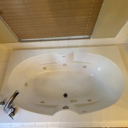 Fully Functioning Kohler Whirlpool Bathtub