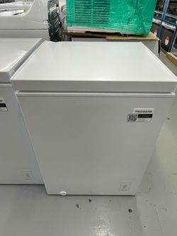 New Frigidaire  5 Cu Ft Convertible Garage Ready Manual Defrost Chest Freezer In white