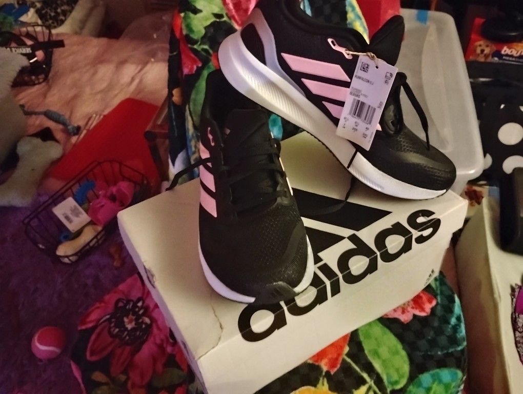 Women's Size 7 Adidas Brand New Size 7