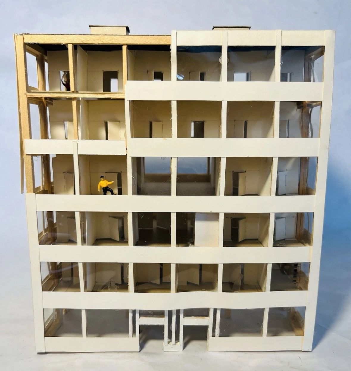 N Scale High Rise Building Under Construction With 5 Construction Workers Trains