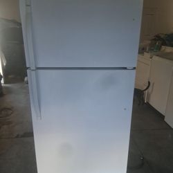 Kenmore Apartment Size Fridge 