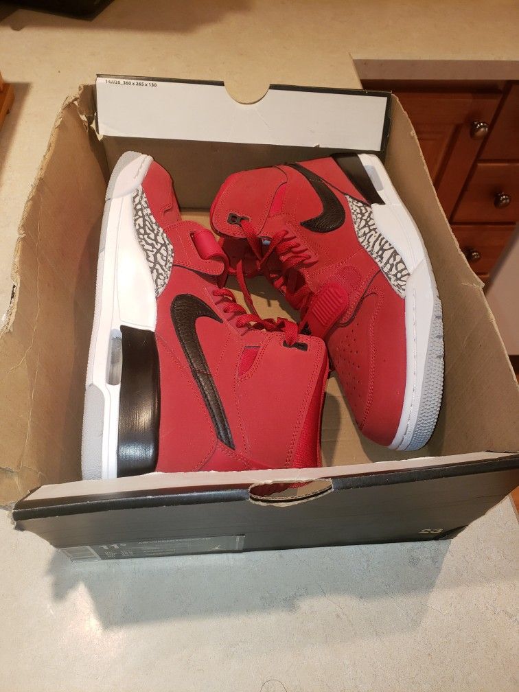  Michael Jordan Legacy Shoes New in Box Sz 11.5 


